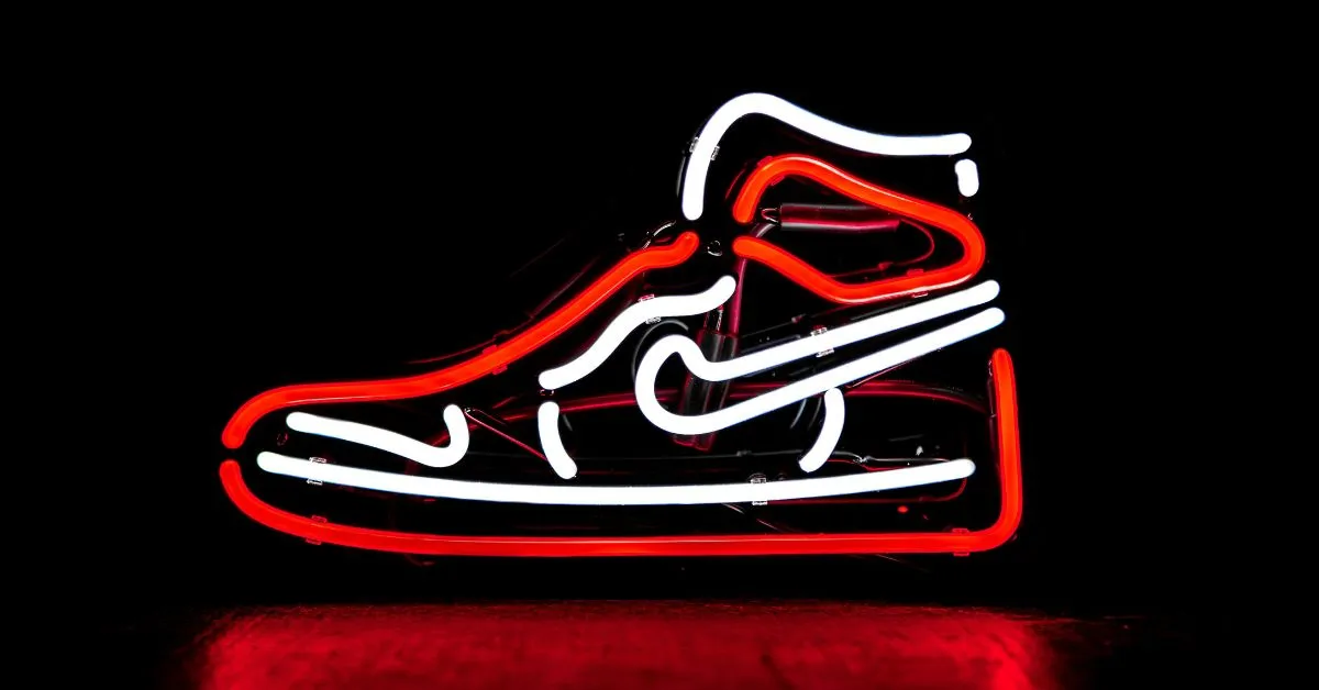 Ilustração de um tênis da Nike em neon, representando a icônica campanha de marketing 'Just Do It'.