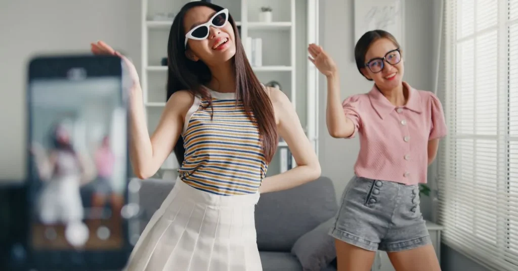 Duas mulheres gravando um vídeo de dancinha para o TikTok, exemplificando estratégias criativas para engajamento na plataforma.