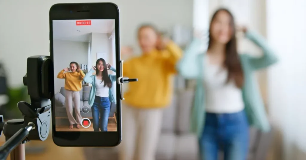 Imagem mostrando duas pessoas gravando um vídeo de dancinha no TikTok, exemplificando conteúdos criativos e populares na plataforma.